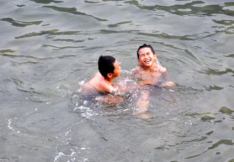 quangninh24h Nguy hiểm rình rập ở các bãi tắm tự phát