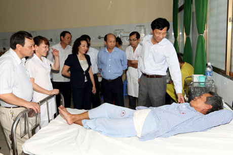 quangninh24h Chủ tịch UBND tỉnh Nguyễn Văn Đọc làm việc với Bệnh viện Đa khoa tỉnh